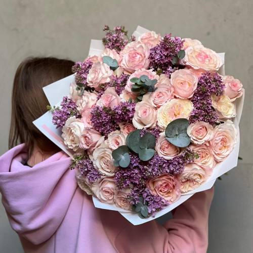 45 неймовірних півонієвидних троянд Keira і бузок у букеті «Любов Принцеси»