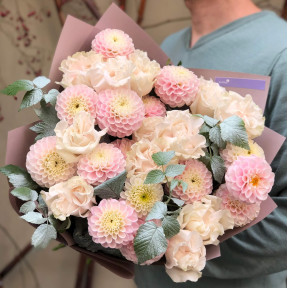 Ніжний букет з піоновидними трояндами Cotton X-Pression та жоржинами «Хмаринка зефіру»