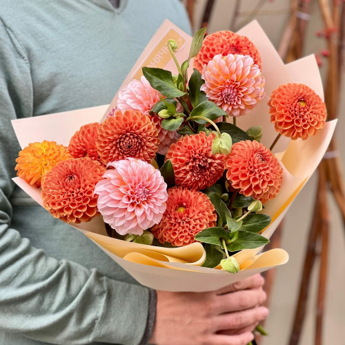 Оранжевый букет з георгинами «Тёплое приветствие»