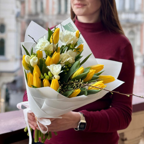 Весняний жовто-білий букет із тюльпанів та фрезій «Краплинки роси»