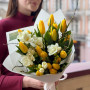 Весняний жовто-білий букет із тюльпанів та фрезій «Краплинки роси»