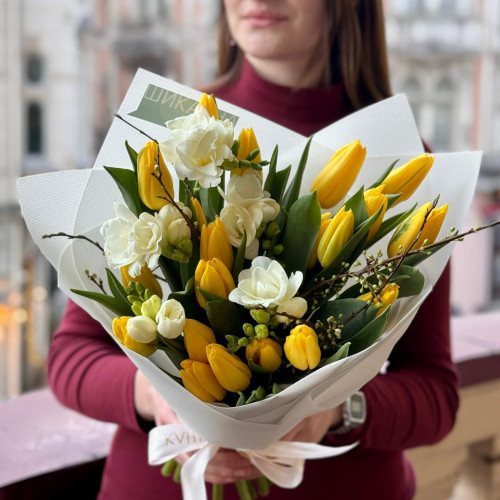 Весняний жовто-білий букет із тюльпанів та фрезій «Краплинки роси»