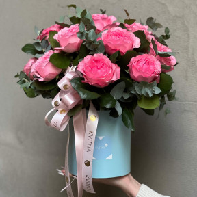 Яскрава композиція в коробці з ароматних піоновидних троянд «Малиновий птах»