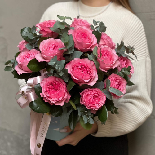 Яскрава композиція в коробці з ароматних піоновидних троянд «Малиновий птах»