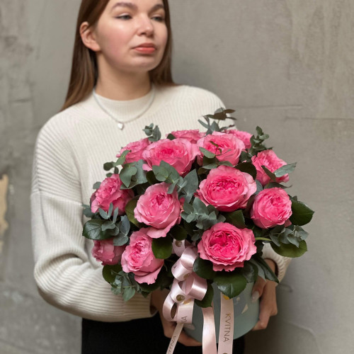 Яскрава композиція в коробці з ароматних піоновидних троянд «Малиновий птах»