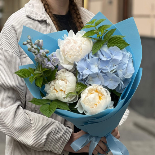 Голубой букет с пионами «Нежность Синевира»