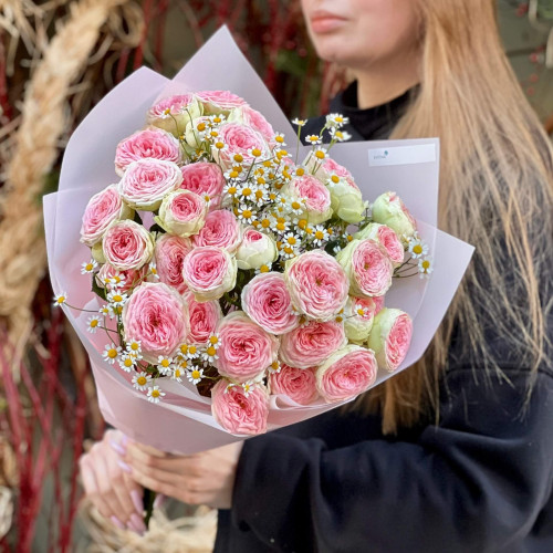 Кущова піоновидна троянда з танацетумом у букеті «Солоденькі зірочки»