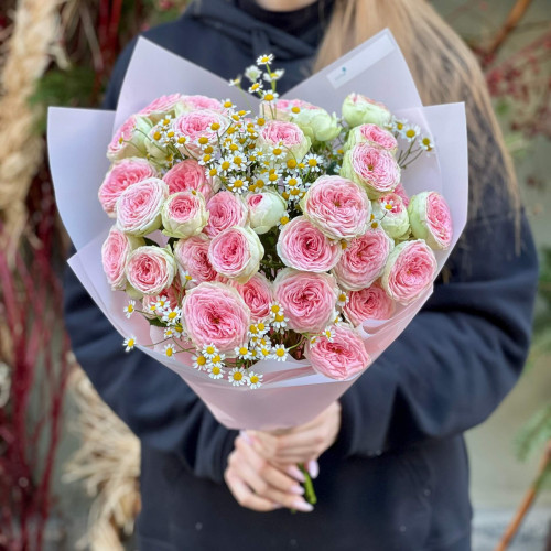 Кущова піоновидна троянда з танацетумом у букеті «Солоденькі зірочки»