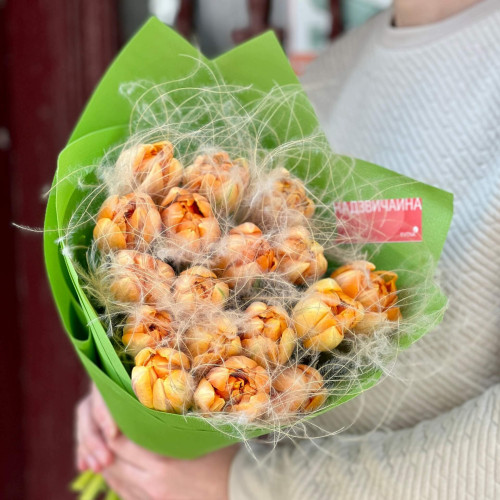 Яскравий букет з піоновидних тюльпанів та стіфи «Захмарене сонце»