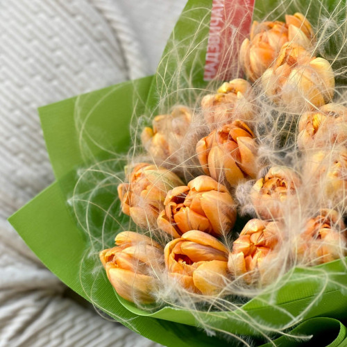 Яскравий букет з піоновидних тюльпанів та стіфи «Захмарене сонце»