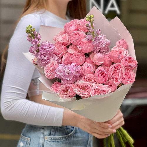 Запашний букет з матіолою та кущовою піоновидною трояндою «Ніжний шу»