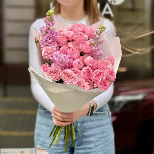 Запашний букет з матіолою та кущовою піоновидною трояндою «Ніжний шу»