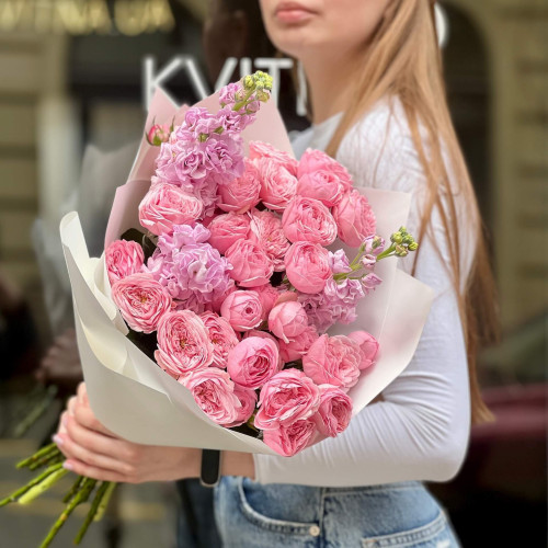 Запашний букет з матіолою та кущовою піоновидною трояндою «Ніжний шу»