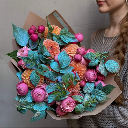 Яскравий букет з кущовою піоновидною трояндою Silva Pink «Осінній морозець»