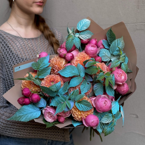 Яскравий букет з кущовою піоновидною трояндою Silva Pink «Осінній морозець»