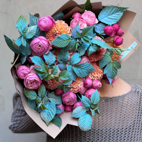 Яскравий букет з кущовою піоновидною трояндою Silva Pink «Осінній морозець»