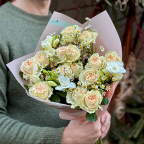 Тендітний букет з кущовою трояндою «Милий привіт»