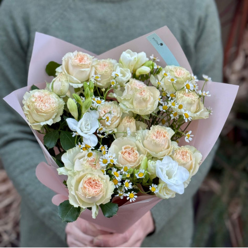 Тендітний букет з кущовою трояндою «Милий привіт»