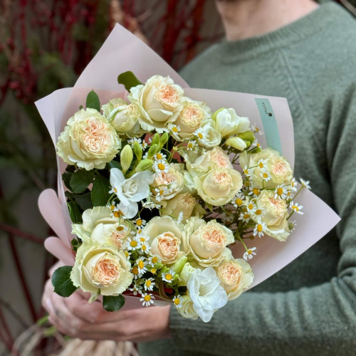 Тендітний букет з кущовою трояндою «Милий привіт»