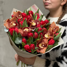 Незвичний палкий букет з орхідеєю «Метеликові вогники»