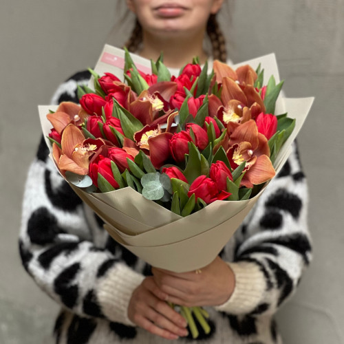 Незвичний палкий букет з орхідеєю «Метеликові вогники»