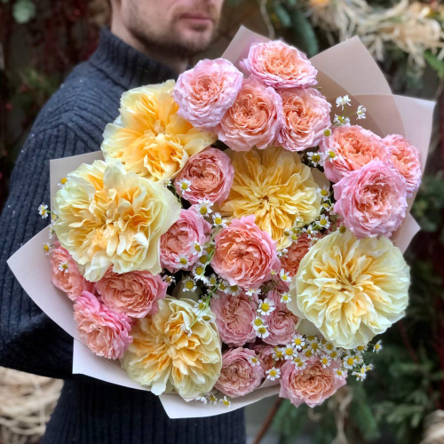 Мереживний букет із піоновидних троянд і танацетума «Сонячні спогади»