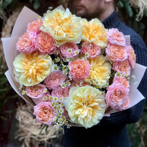 Мереживний букет із піоновидних троянд і танацетума «Сонячні спогади»