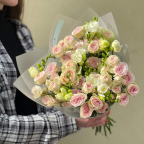 Light sweet bouquet of spray roses and freesias «Gentle lady»