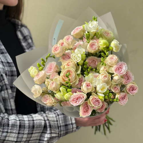 Light sweet bouquet of spray roses and freesias «Gentle lady»