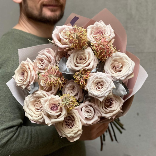 Пастельний букет з трояндою Menta «Опаловий блиск»