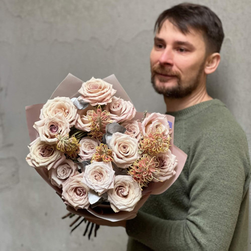 Пастельний букет з трояндою Menta «Опаловий блиск»