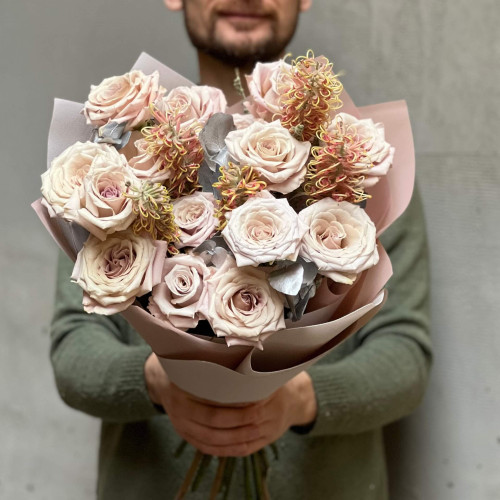 Пастельний букет з трояндою Menta «Опаловий блиск»