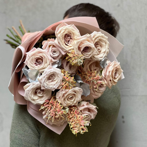 Пастельний букет з трояндою Menta «Опаловий блиск»