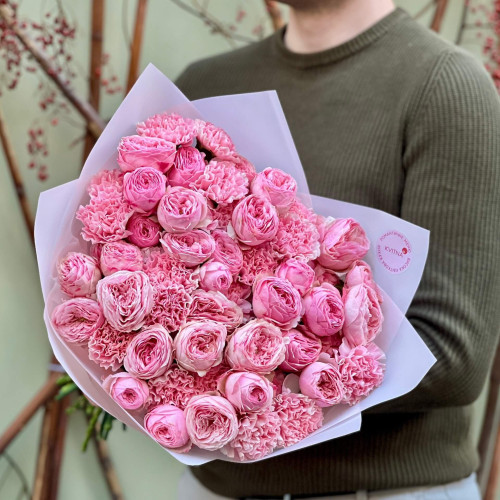 Ніжний букет з кущової піоновидної троянди Mansfield Park та діантусів «Рожевий настрій»