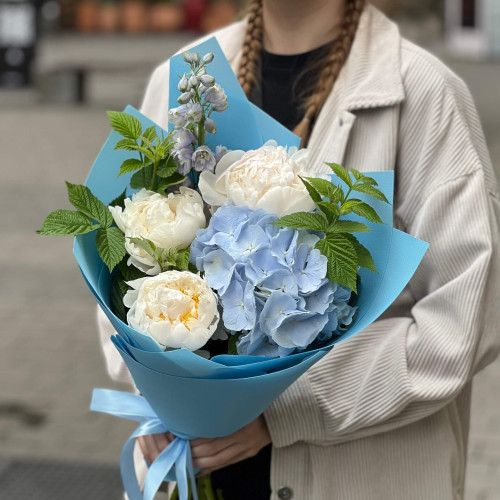 Голубой букет с пионами «Нежность Синевира»