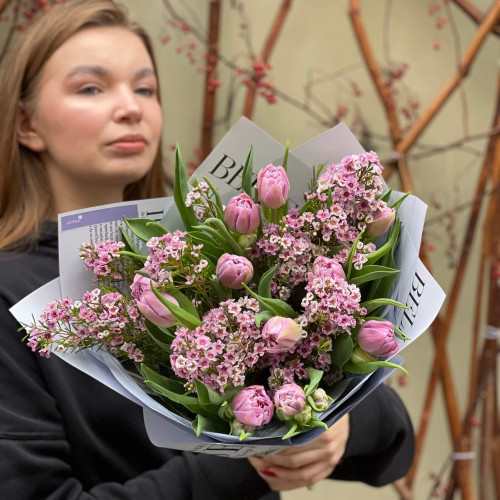 Бузкові півонієвидні тюльпани та ароматний хамелаціум у букеті «Весняна мить»