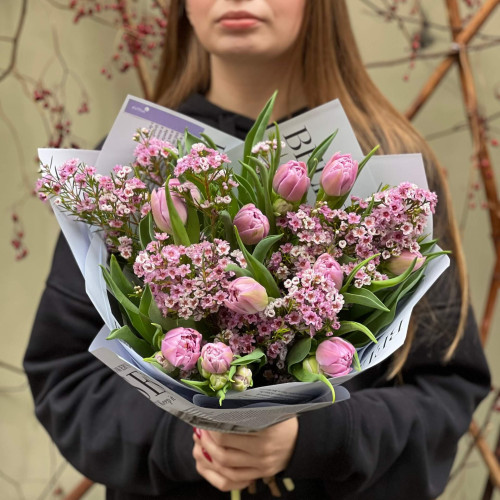 Бузкові півонієвидні тюльпани та ароматний хамелаціум у букеті «Весняна мить»