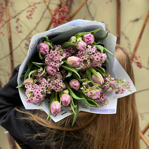 Бузкові півонієвидні тюльпани та ароматний хамелаціум у букеті «Весняна мить»