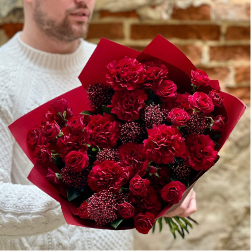 Червоний тріобукет зі скімією та кущовими трояндами «Рубіновий шовк»