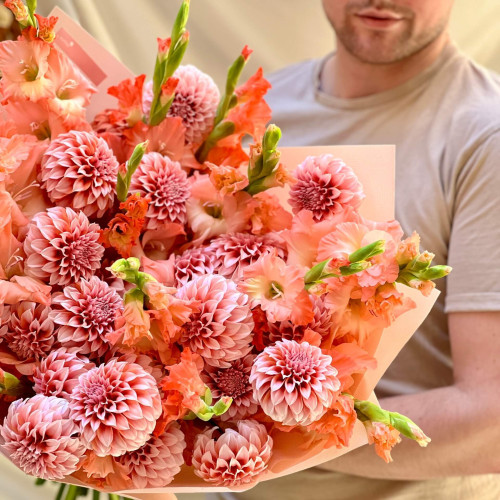 Яскравий букет з жоржин та гладіолусів «Абрикосове поле»