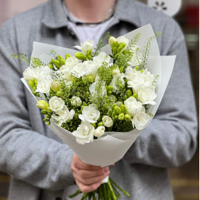 Ароматний білосніжний букет із преміальних фрезій сорту Double Versailles «Зимова амбра»