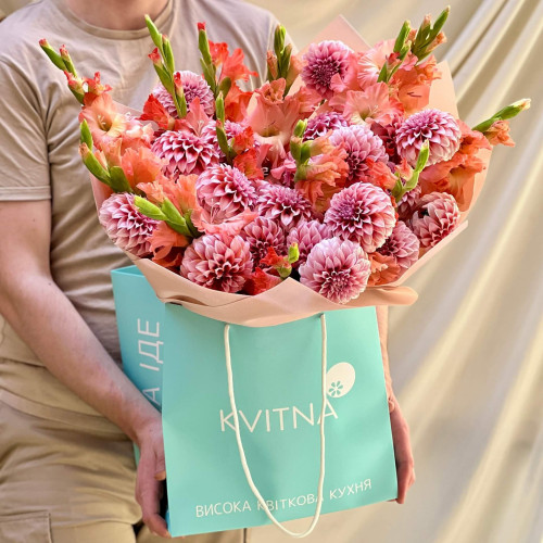 Яскравий букет з жоржин та гладіолусів «Абрикосове поле»