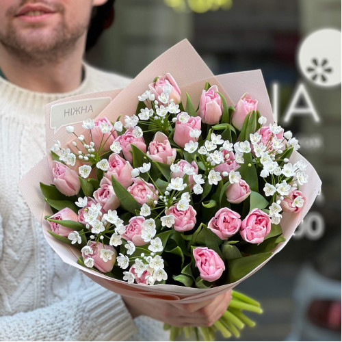 Нежный букет с пионовидными тюльпанами и аллиумом «Романтические первоцветы»