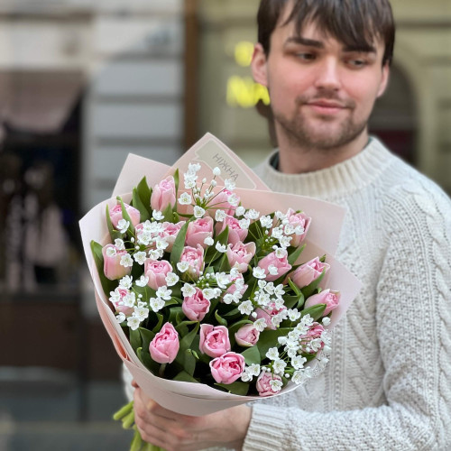 Нежный букет с пионовидными тюльпанами и аллиумом «Романтические первоцветы»