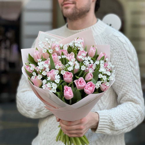 Нежный букет с пионовидными тюльпанами и аллиумом «Романтические первоцветы»