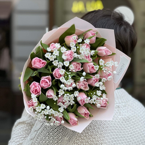 Нежный букет с пионовидными тюльпанами и аллиумом «Романтические первоцветы»