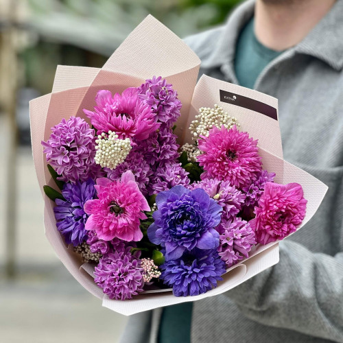 Весняний букет з анемонами та гіацинтами «Ароматний вітерець»