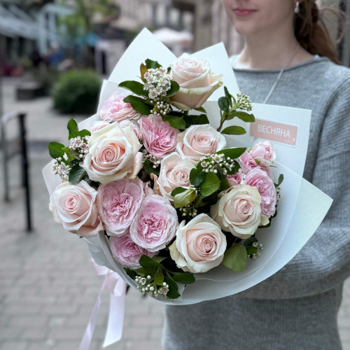 Delicate bouquet with roses «Ruddy lady»