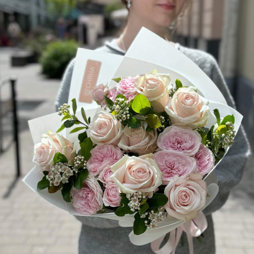 Delicate bouquet with roses «Ruddy lady»