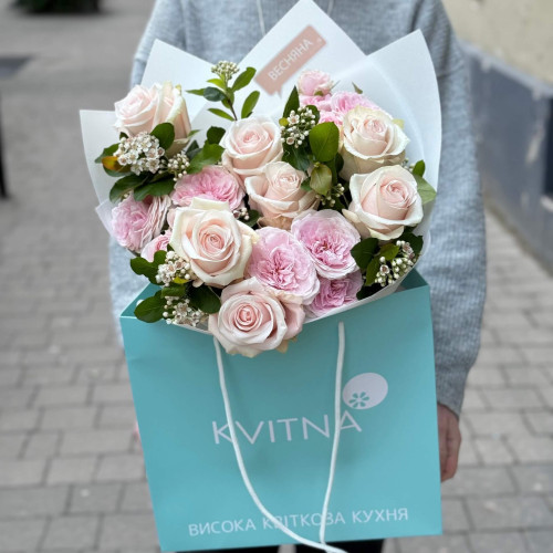 Delicate bouquet with roses «Ruddy lady»